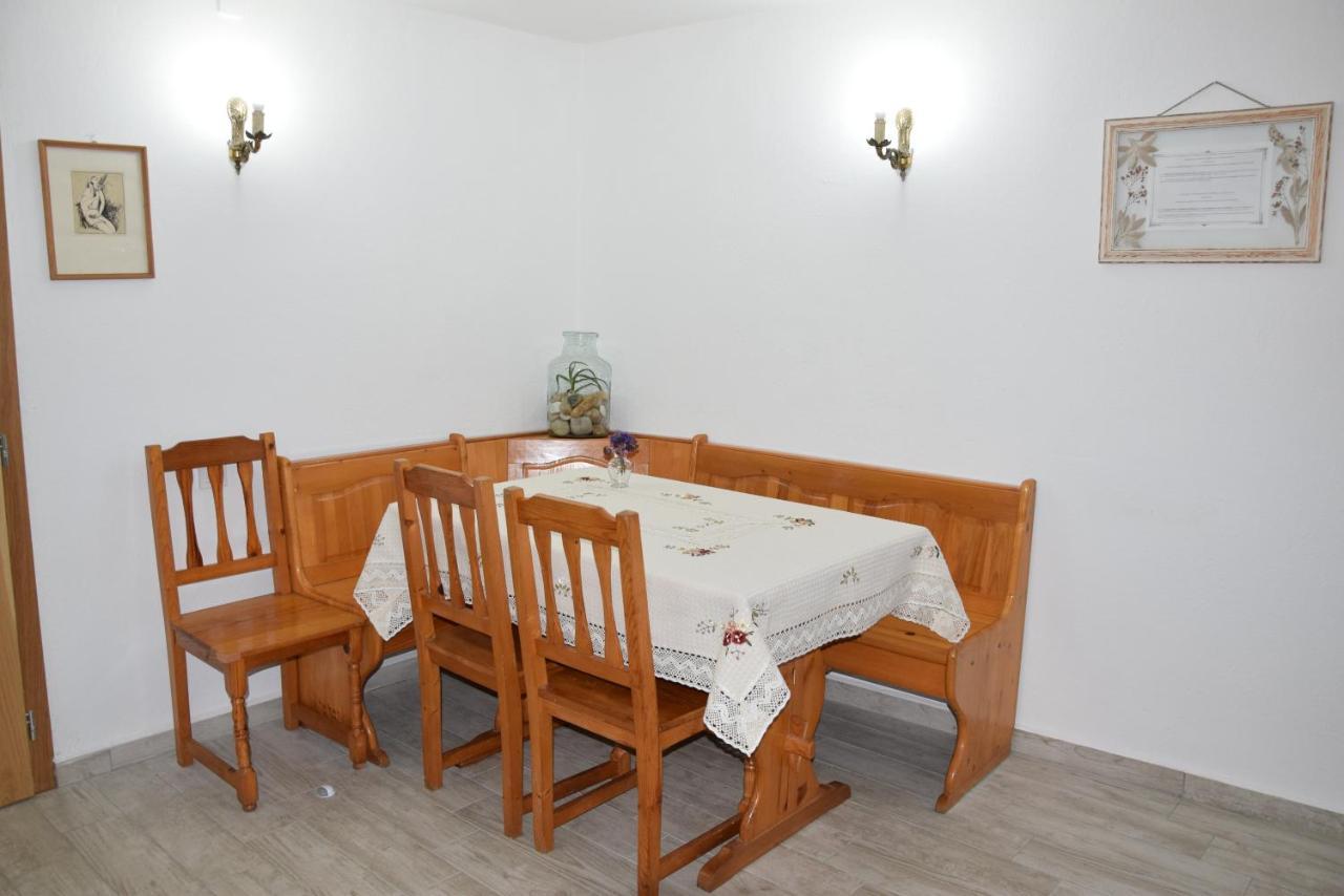 Guest House Astra อาร์บานาซิ ภายนอก รูปภาพ