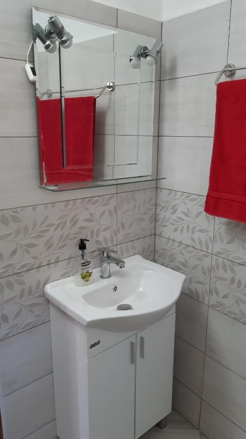 Guest House Astra อาร์บานาซิ ภายนอก รูปภาพ